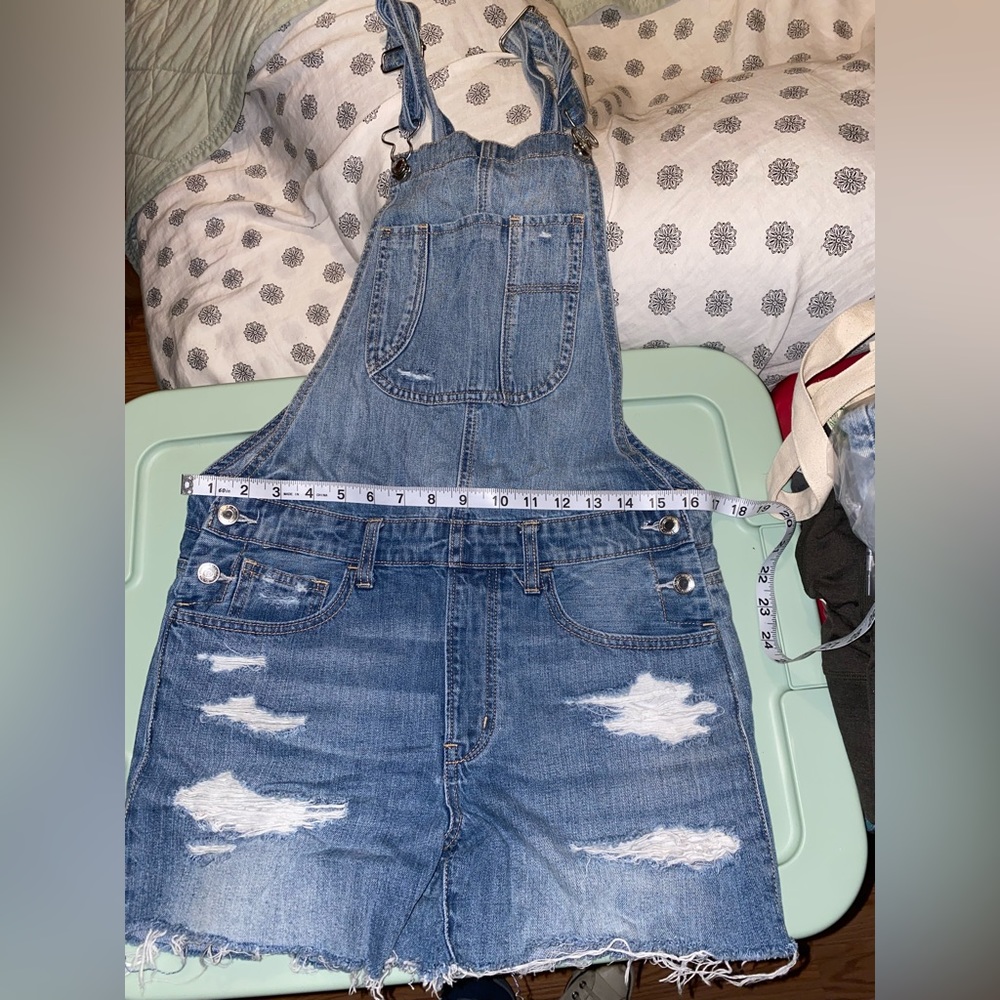 American Eagle denim overall shorts in size women’s S.
